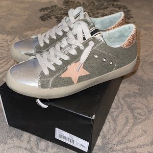 Shu shop size 7 olive green